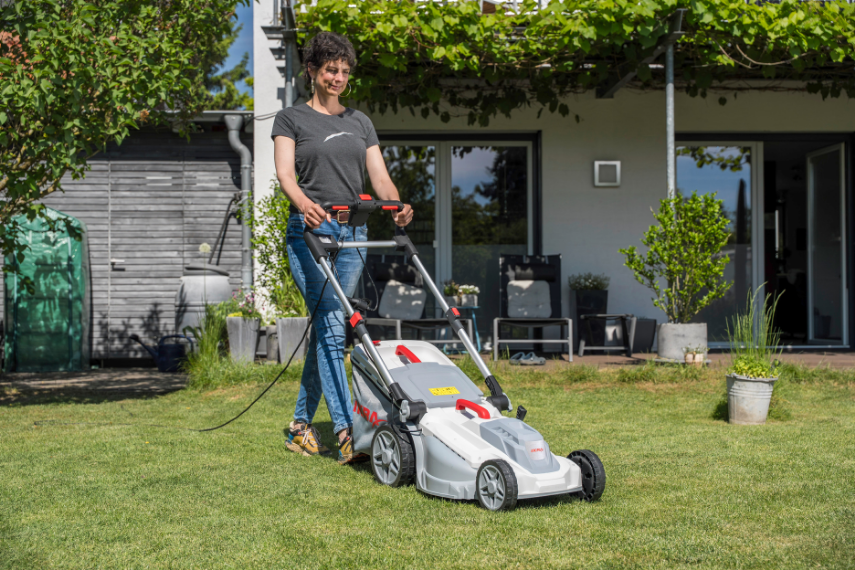 Frau mäht Rasen mit dem Elektro Rasenmäher IERM 2043 T